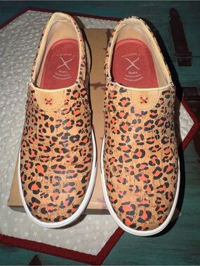Twisted X Womens Size 7 1/2 Honey, Black and Carrot Cheetah Slip-On Kicks